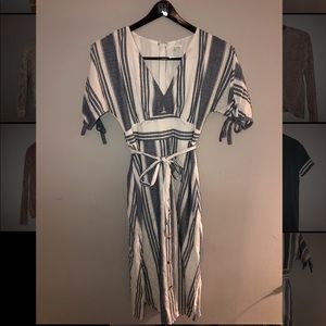 Long dress; short sleeve